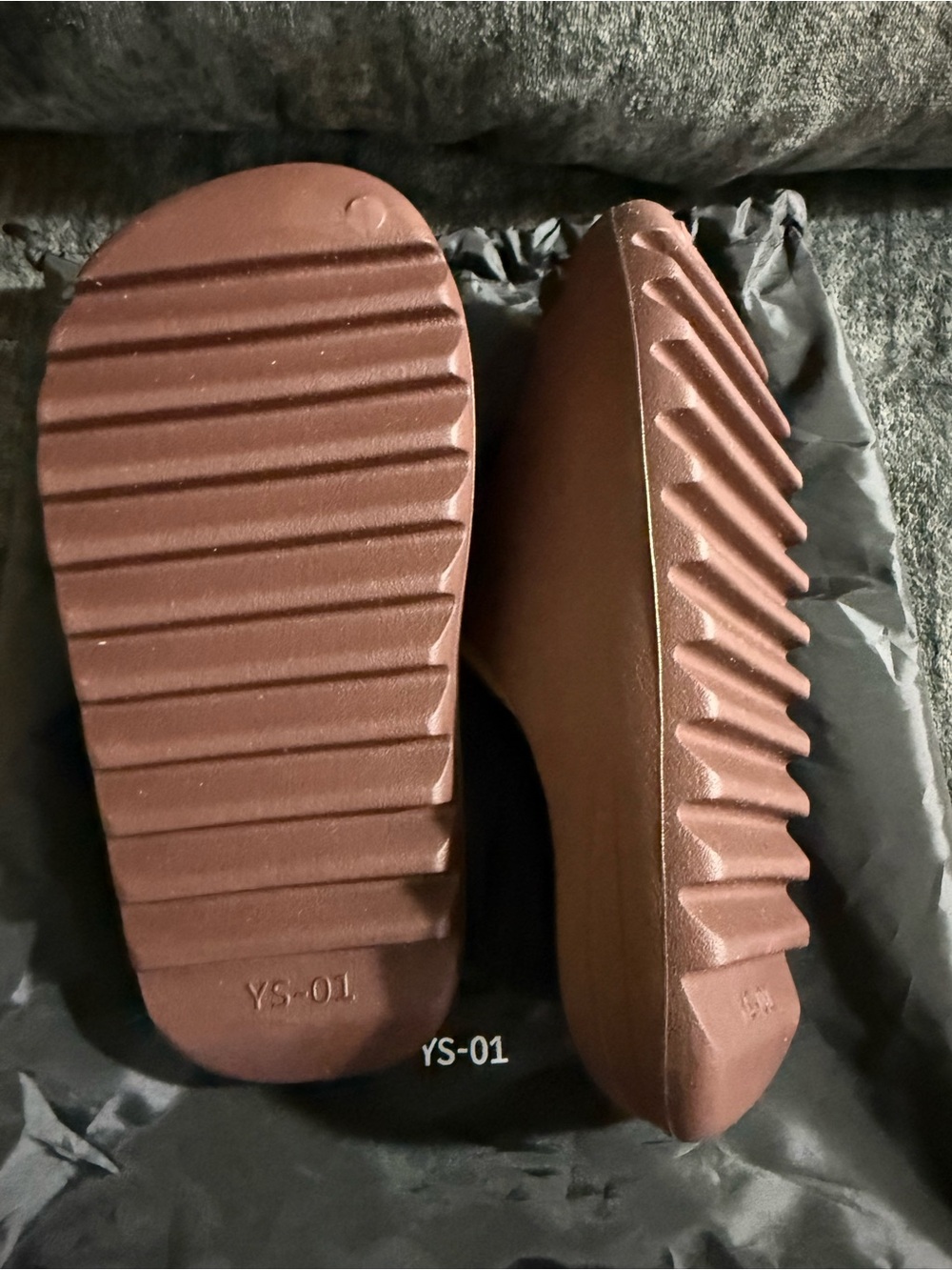 Yeezy YS-01 slides in fudge size 5M/7W - Picture 2 of 3